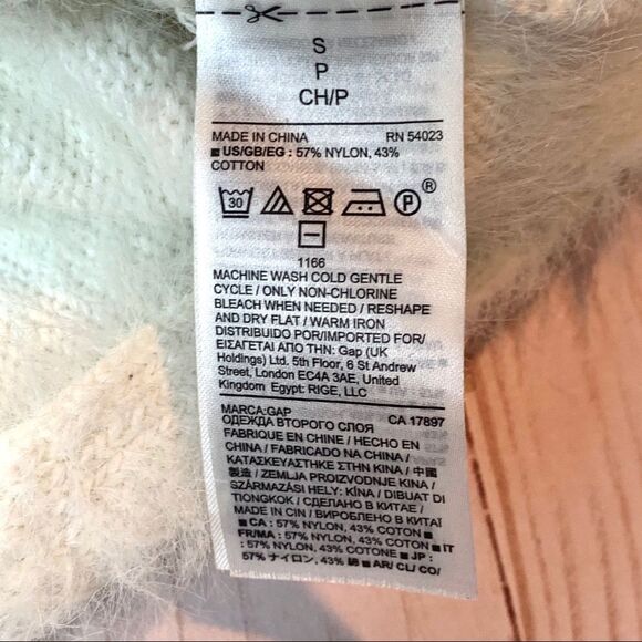 Rare GAP Fuzzy White Sweater Size Small - Picture 6 of 10